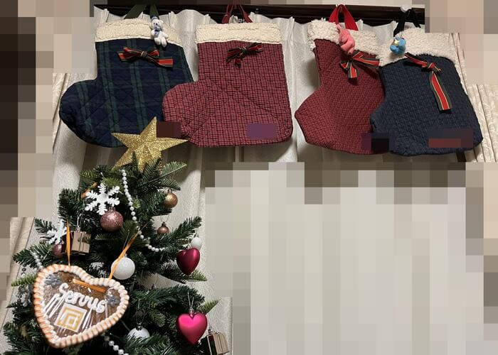 子供4人のクリスマスの靴下